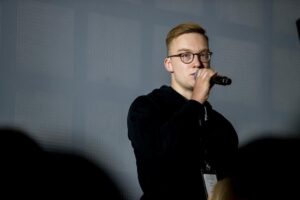 Oskar Spetz pratar i mikrofon